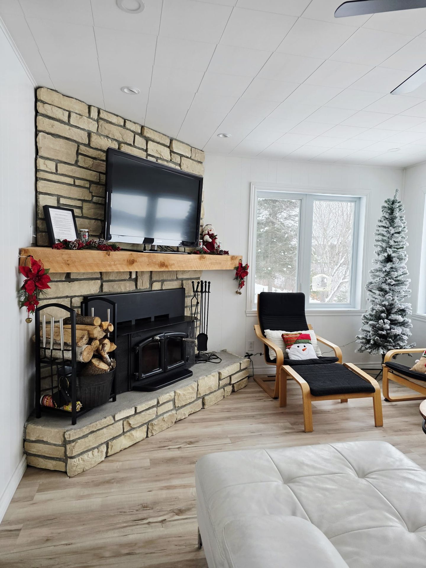 Chalet Nantel lakefront view at dusk