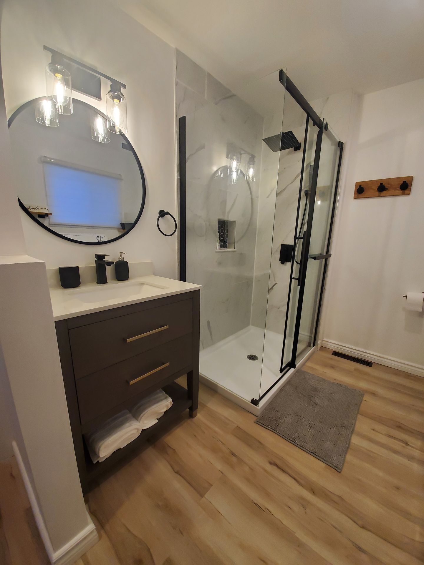 Chalet Nantel outdoor spa with lake view